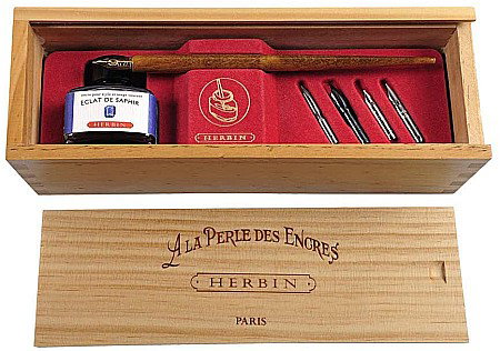CF SET CALIGRAFIE HERBIN ECLAT DE SAPHIR IN CUTIE LEMN, 5 PENITE, CERNEALA SI TOC 27016T [0]