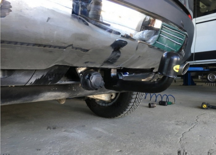 Land Rover Discovery Sport 5 locuri 2015 - 2019 carlig de remorcare demontabil automat vertical marca Autohak [5]