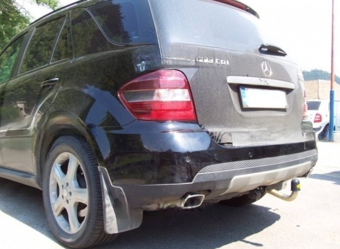 Mercedes M Class ML (W164) 2005 - 2011 carlig de remorcare demontabil automat cu maneta marca Autohak [2]