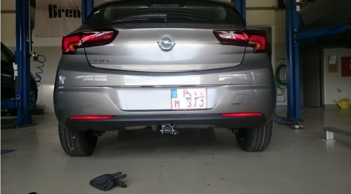 Opel Astra K htb 2015 - 2021 carlig de remorcare demontabil automat cu maneta marca Autohak [4]