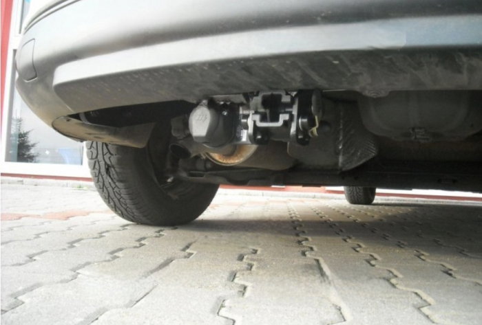 Renault Clio Grandtour fabricat incepand cu 2013 carlig de remorcare demontabil automat cu maneta marca Autohak [10]