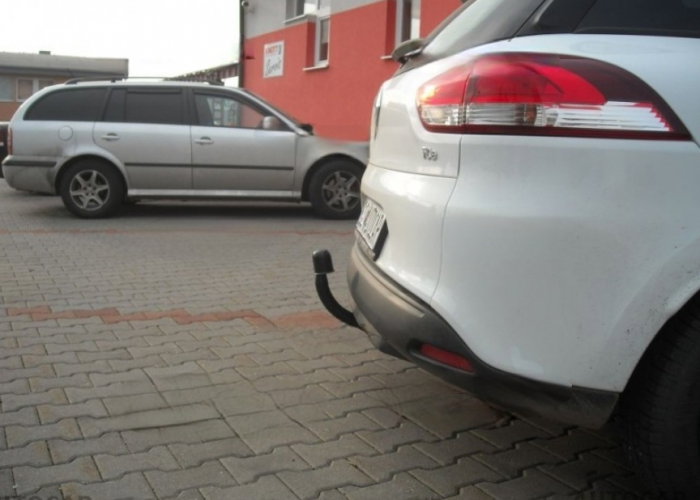 Renault Clio Grandtour fabricat incepand cu 2013 carlig de remorcare demontabil automat cu maneta marca Autohak [6]