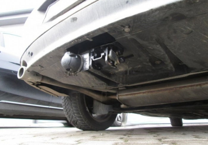 Renault Laguna 5 usi dupa 2007 carlig de remorcare demontabil automat cu maneta marca Autohak [3]
