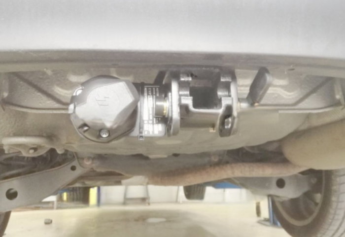 Renault Latitude dupa 10.2010 carlig de remorcare demontabil automat cu maneta marca Autohak [9]