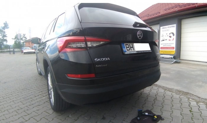Skoda Kodiaq dupa 2017 carlig de remorcare demontabil automat vertical marca Autohak [5]