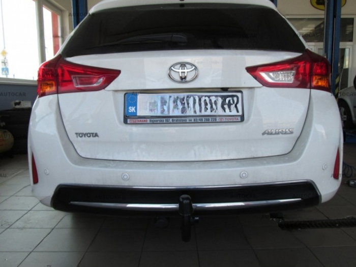 Toyota Auris combi 2013 - 2018 carlig de remorcare demontabil automat vertical marca Autohak [9]
