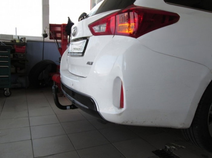Toyota Auris combi 2013 - 2018 carlig de remorcare demontabil automat vertical marca Autohak [7]