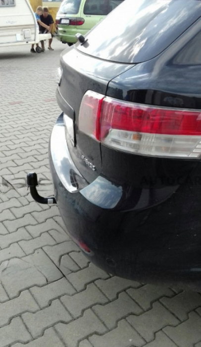 Toyota Avensis combi dupa 2009 carlig de remorcare demontabil automat vertical marca Autohak [11]