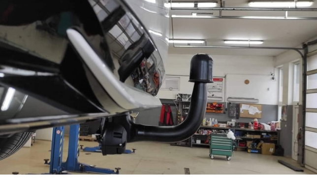 Toyota Corolla combi dupa 2019 carlig de remorcare demontabil automat vertical marca Autohak [5]