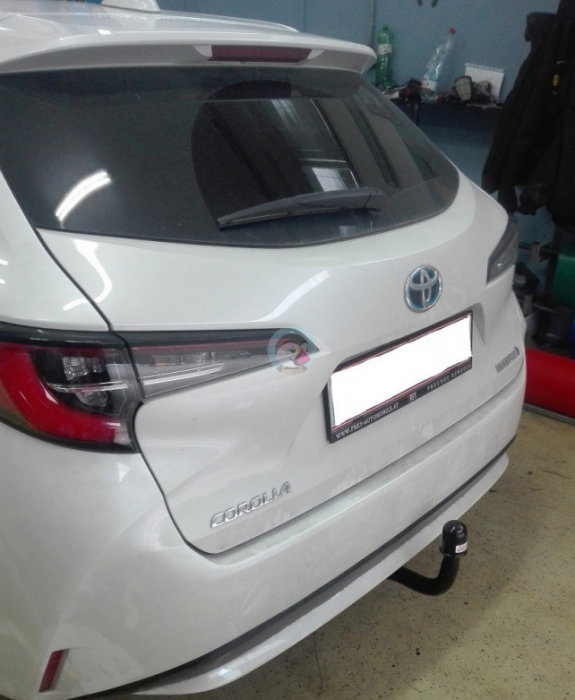 Toyota Corolla combi dupa 2019 carlig de remorcare demontabil automat vertical marca Autohak [10]