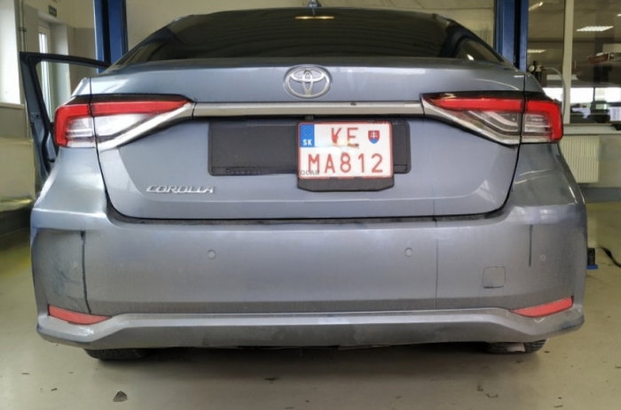 Toyota Corolla sedan E18 dupa 2019 carlig de remorcare demontabil automat vertical marca Autohak [7]
