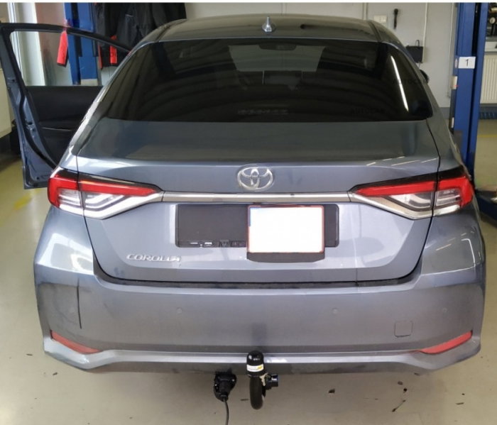 Toyota Corolla sedan E18 dupa 2019 carlig de remorcare demontabil automat vertical marca Autohak [6]