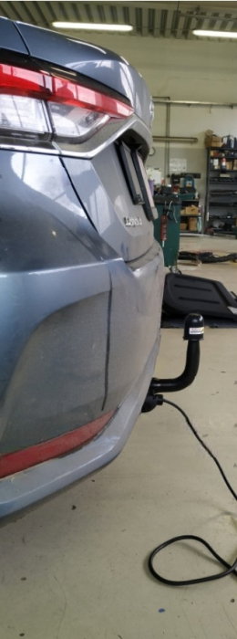 Toyota Corolla sedan E18 dupa 2019 carlig de remorcare demontabil automat vertical marca Autohak [4]