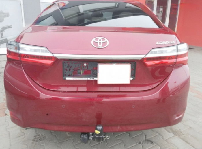 Toyota Corolla sedan E18 2013 - 2018 carlig de remorcare demontabil automat cu maneta marca Autohak [2]
