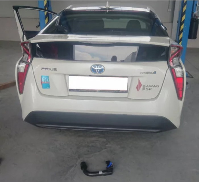 Toyota Prius dupa 2015 carlig de remorcare demontabil automat verticalmarca Autohak [6]