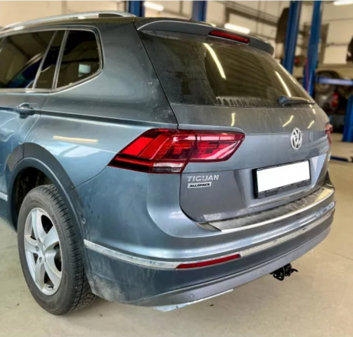 VW Tiguan dupa 2016 carlig de remorcare demontabil automat cu maneta marca Autohak [7]