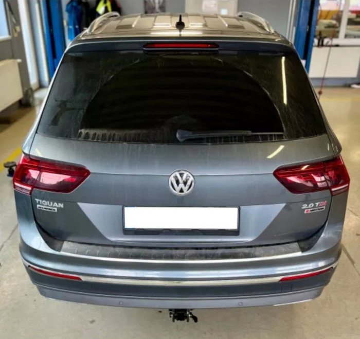 VW Tiguan dupa 2016 carlig de remorcare demontabil automat cu maneta marca Autohak [6]