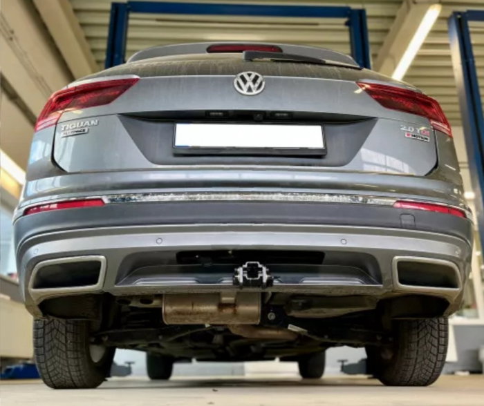 VW Tiguan dupa 2016 carlig de remorcare demontabil automat cu maneta marca Autohak [5]