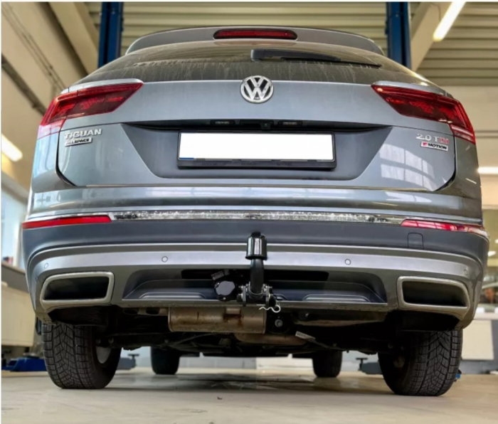 VW Tiguan dupa 2016 carlig de remorcare demontabil automat cu maneta marca Autohak [3]