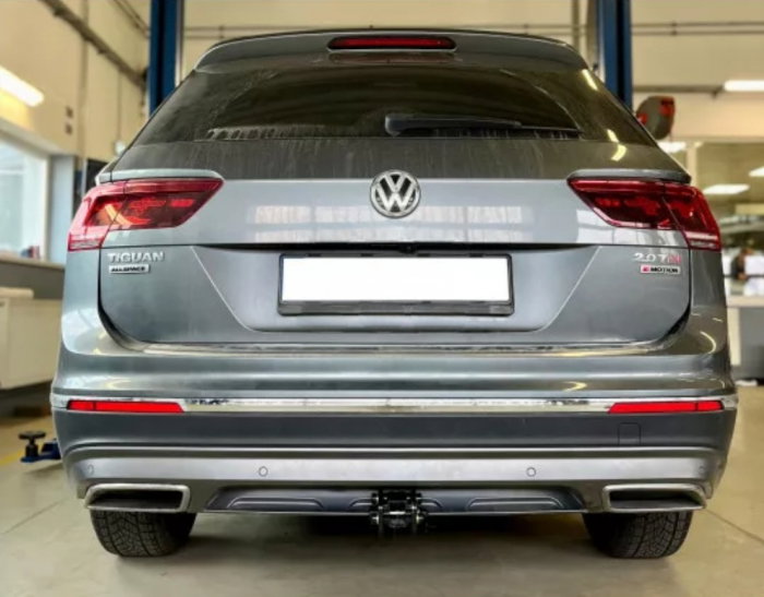 VW Tiguan dupa 2016 carlig de remorcare demontabil automat cu maneta marca Autohak [4]