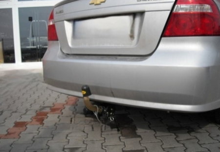Chevrolet Aveo 4 usi 2006 - 2011 carlig de remorcare demontabil automat cu maneta marca Autohak [3]