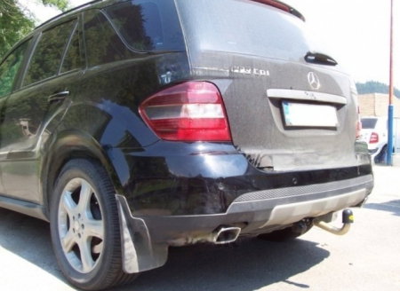 Mercedes M Class ML (W164) 2005 - 2011 carlig de remorcare demontabil automat cu maneta marca Autohak [1]
