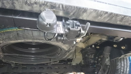 Renault Trafic dupa 2014 carlig de remorcare demontabil automat cu maneta marca Autohak [1]