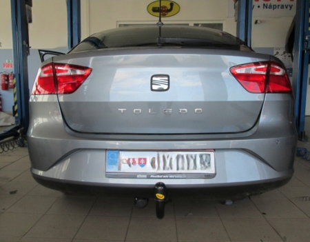 Seat Toledo 5 usi dupa 2013 carlig de remorcare demontabil automat vertical marca Autohak [5]