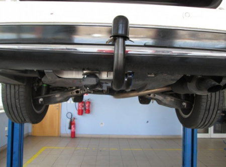 Toyota Auris combi 2013 - 2018 carlig de remorcare demontabil automat vertical marca Autohak [3]