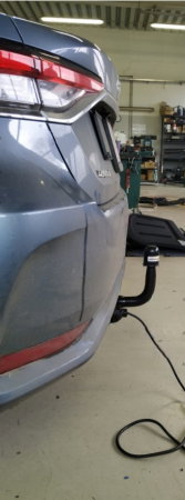 Toyota Corolla sedan E18 dupa 2019 carlig de remorcare demontabil automat vertical marca Autohak [3]
