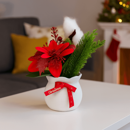 Brazi si Ornamente de Craciun - Decoratiune de Crăciun în Ghiveci Alb cu Floare Roșie, Brad Artificial și Fundiță Christmas