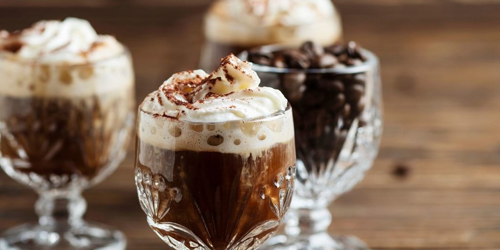 ✨ 7 Cocktailuri Delicioase pe Bază de Cafea pe care Trebuie să le Încerci