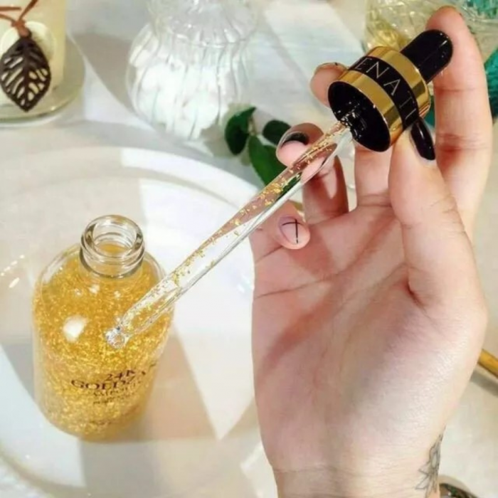 Ser de față Goldzan 24K cu foițe de aur pur 99.9%, acid hialuronic și peptide pentru hidratare intensă și regenerare. [4]