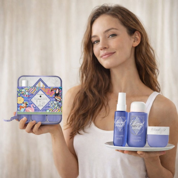 Set cadou pentru femei Ethereal Violet VV Love cu spray de corp, loțiune hidratantă și gel de duș, în geantă cosmetică mov decorativă [2]