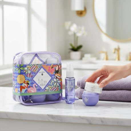 Set cadou pentru femei Ethereal Violet VV Love cu spray de corp, loțiune hidratantă și gel de duș, în geantă cosmetică mov decorativă [5]