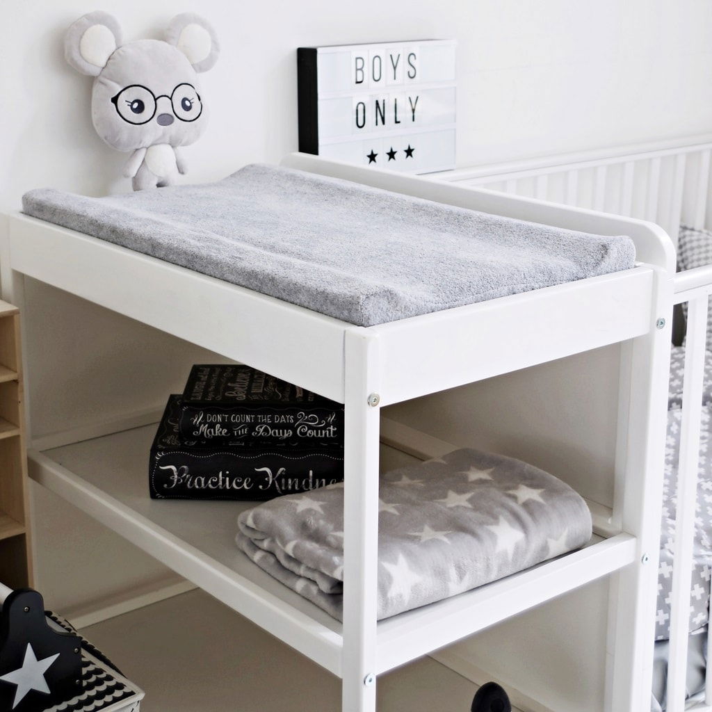 Oktató játékok - Masa infasat pentru bebelusi, lemn masiv, Alb 76 x 44 x 86 cm, Cu 2 Rafturi De Depozitare Inalte, inclus Saltea din spuma, husa detasabila bumbac, Woodies, 40 x 70 cm