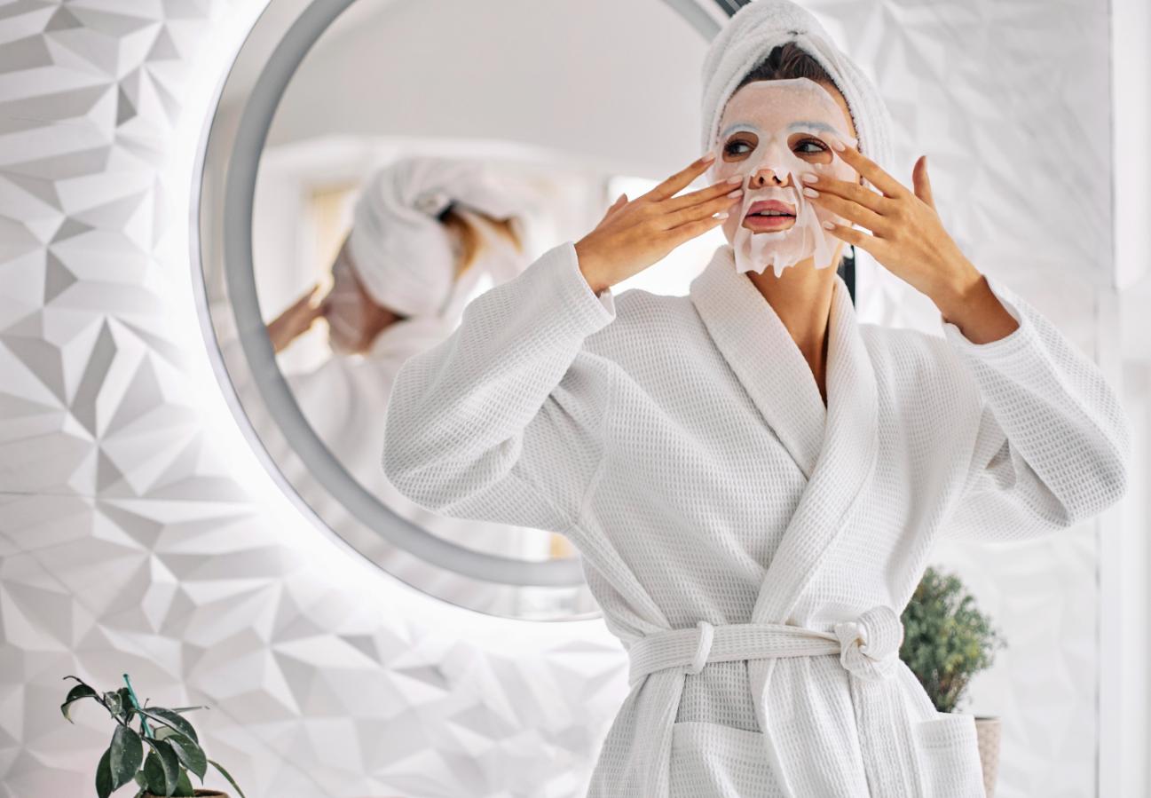 Ingrijirea tenului - masca faciala, femeie, oglinda