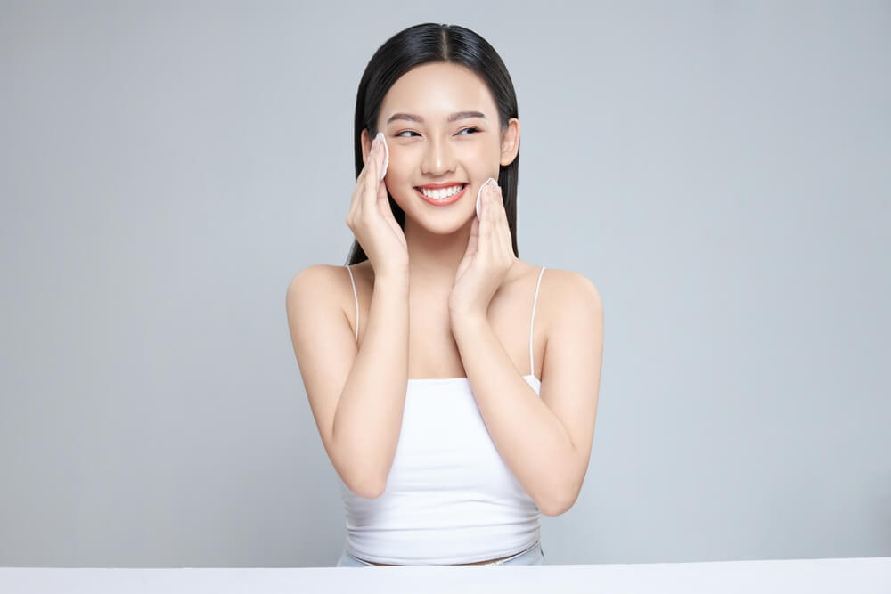 Curatarea tenului – primul pas care conteaza cu adevarat pentru pielea ta!