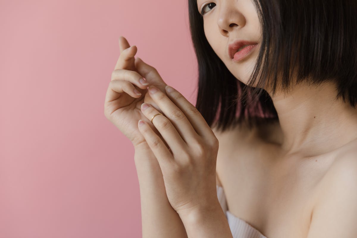 Niacinamide: beneficii remarcabile pentru ten. Ce sunt si de ce ar trebui sa le incluzi in rutina ta de ingrijire?