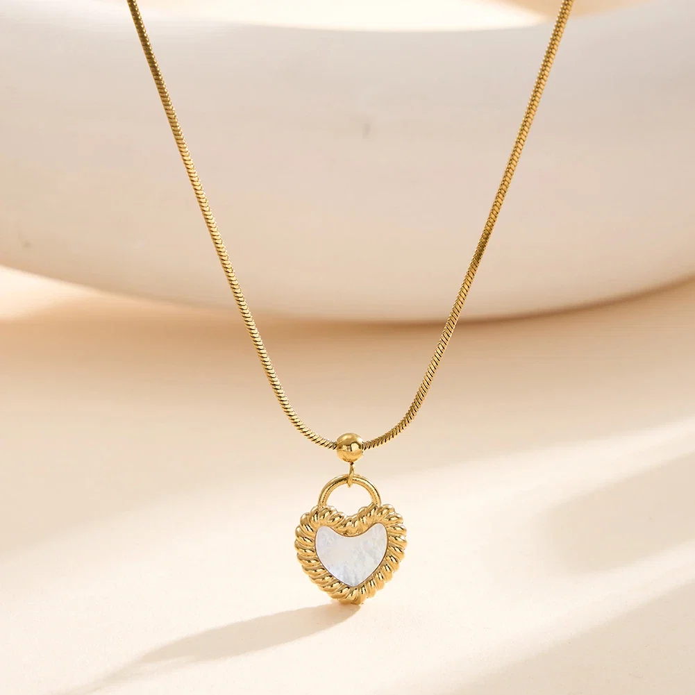 Coliere Statement - Colier Statement cu Perle Shell Twisted Heart Auriu