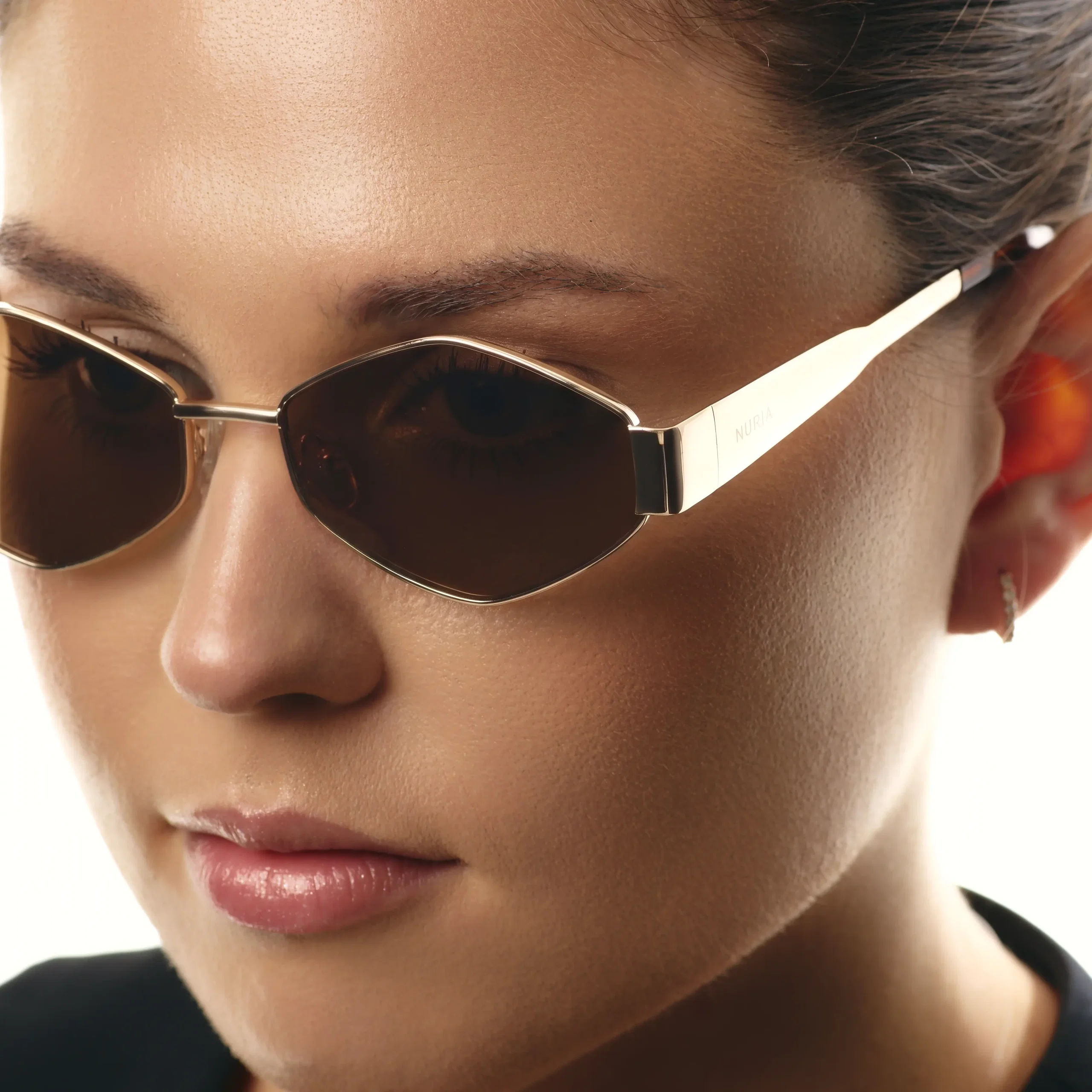 Ochelari de soare pentru femei - Ochelari de Soare NURIA cu Ramă Hexagonală Prism Amara Gold Umber NURIA