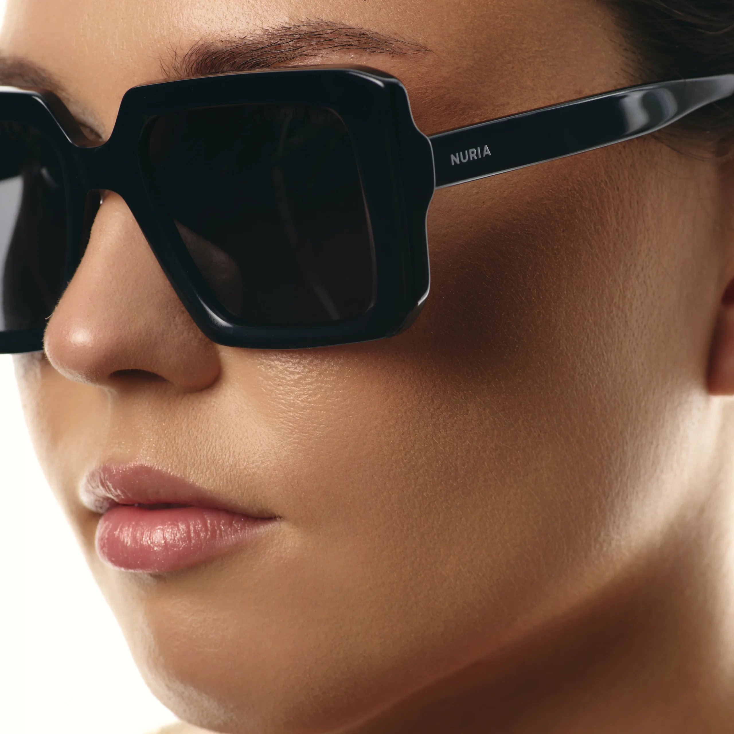Ochelari de soare pentru femei - Ochelari de Soare NURIA cu Ramă Pătrată Amber Reign Black