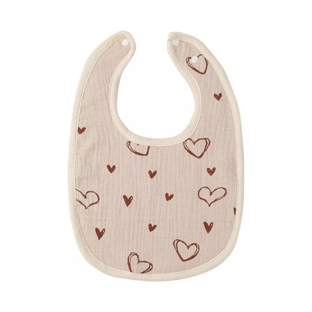 Baveta in forma de u, din bumbac, pentru copii 0-12 luni, rezistenta la apa, cu capse, model cu inimoare,  21x30 cm, bej [1]