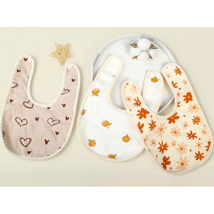 Baveta in forma de u, din bumbac, pentru copii 0-12 luni, rezistenta la apa, cu capse, model cu inimoare,  21x30 cm, bej [3]