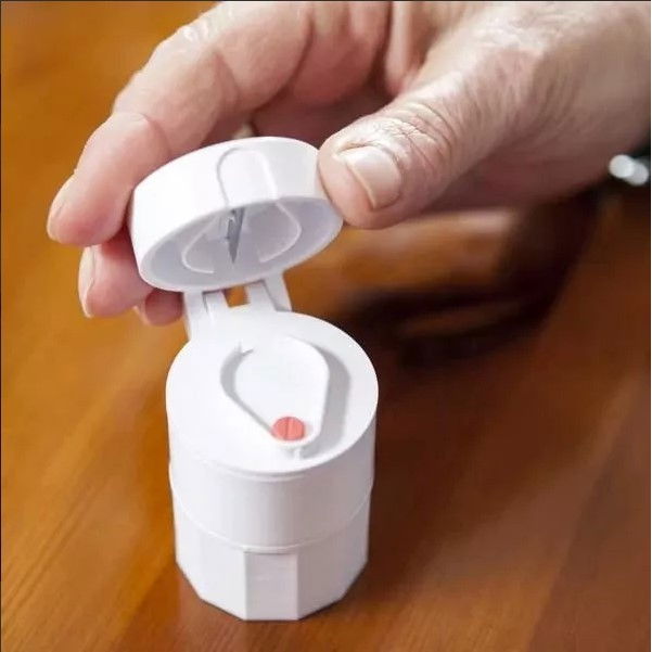 Cutie pastile multifunctionala, 4 in 1, pahar apa, taiere, sfaramare, depozitare, compact, abs cu lama din inox, alb, 8.7x6.2x4.1 cm [4]