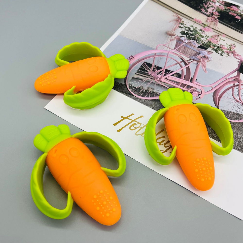 Jucarie dentitie bebelusi  morcov, 10x7.5x2.8 cm, cu manere de prindere, material silicon non-toxic, fara miros, portocaliu [5]