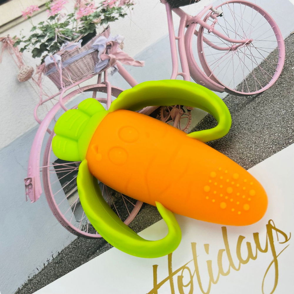 Jucarie dentitie bebelusi  morcov, 10x7.5x2.8 cm, cu manere de prindere, material silicon non-toxic, fara miros, portocaliu [7]