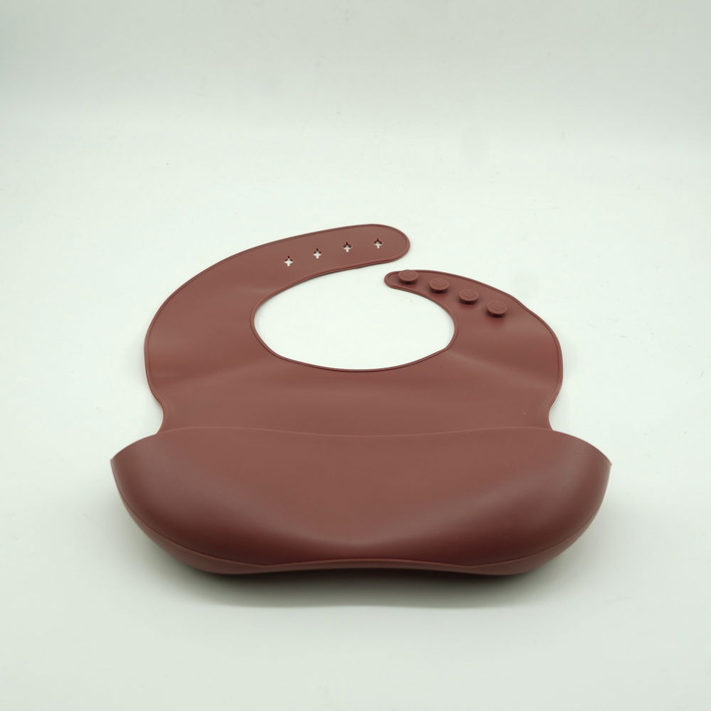 Set 8 piese diversificare bebelusi si copii din silicon  baveta, farfurie compartimentata cu ventuza, bol cu ventuza, tacamuri din lemn si silicon, cana pentru gustari, fara alergeni, maro [2]