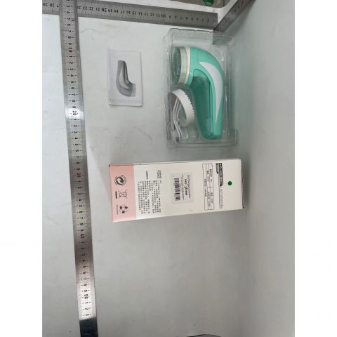 Aparat pentru curatat scame, par si praf, pentru diferite tipuri de material, cu lame din otel inoxidabil, incarcare prin usb type-c, cu perie de curatare si cablu usb incluse, 13.5x9 cm, verde [1]