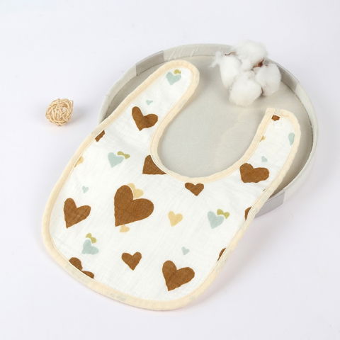 Baveta in forma de u, din bumbac, pentru copii 0-12 luni, rezistenta la apa, cu capse, model cu inimioare,  21x30 cm, bej [1]